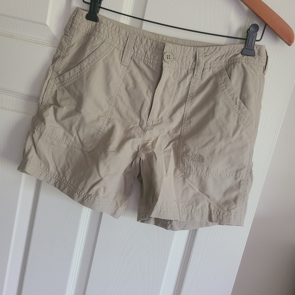 The North Face 2 Shorts Excellent Condition - Picture 2 of 6